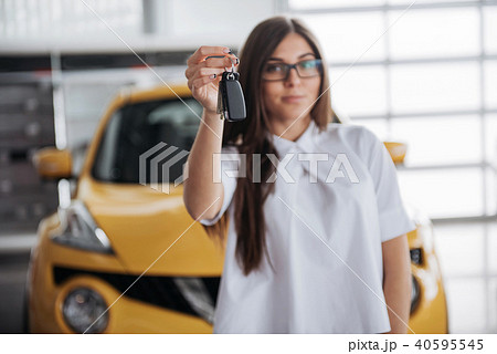 Portrait of a young beautiful woman Portrait of a young beautiful woman 40595545