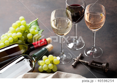 Wine glasses and grapes Wine glasses and grapes 40596254