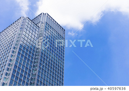 オフィスビルと青空 40597636
