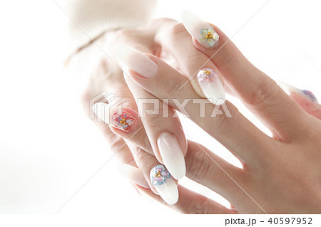 花模様白ネイルピンクブルー小花柄の写真素材