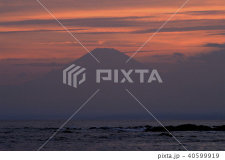 夕景の富士山と海 40599919
