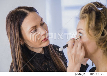 Close up shot. Professional make-up artist applying eyeshadow 40599979