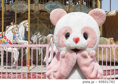 遊園地 着ぐるみ パンダ かわいいの写真素材