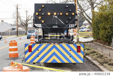 Constructioin truck closes one lane of road 40602238