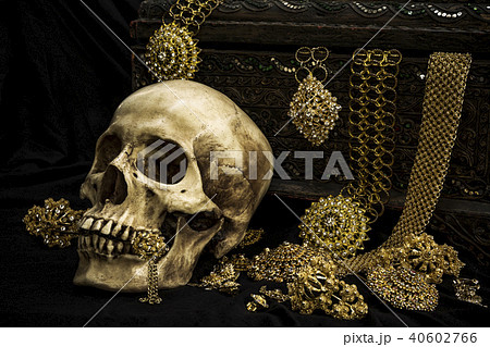 Still life human skull with old treasure chest Still life human skull with old treasure chest 40602766