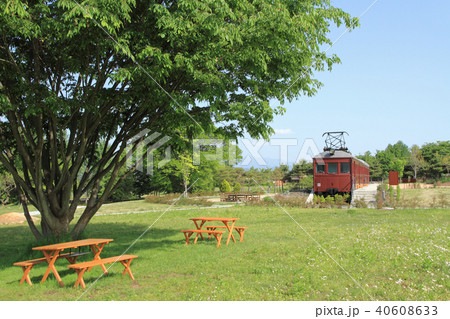 古い電車のある安曇野ちひろ公園 40608633