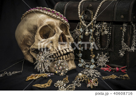 Still life human skull with old treasure chest  40608716