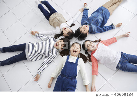 横になる 笑顔 微笑 40609134