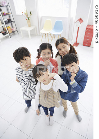 考え 考える 子供 40609175