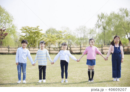 公園 手を引く 手をにぎる 40609207