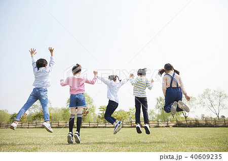 公園 子供 ジャンプ 40609235
