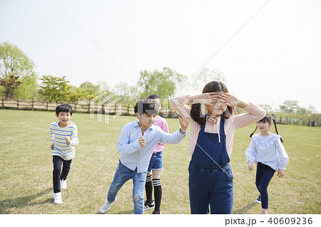 公園 鬼ごっこ 子供の写真素材