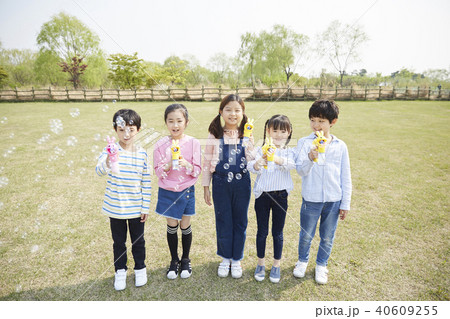 公園 シャボン玉 子供 40609255