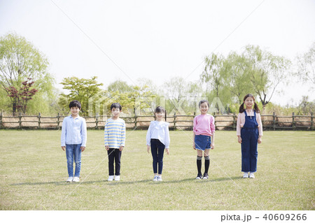 公園 子供 一列 40609266