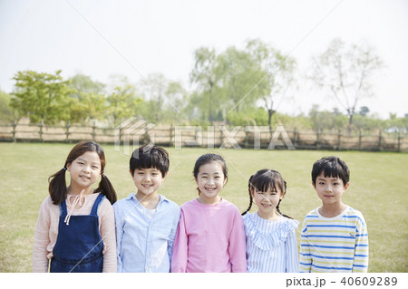 公園 子供 一列 40609289