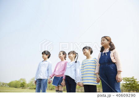 公園 子供 一列 40609290
