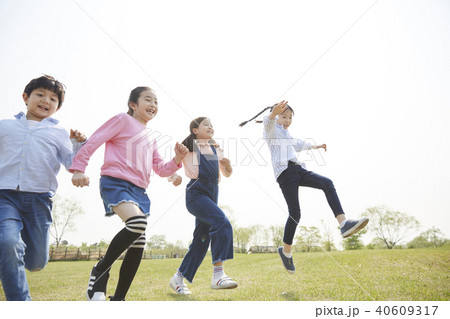 公園 子供 ジャンプ 40609317