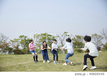 公園 子供 綱引き 40609340