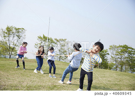 公園 子供 綱引き 40609345