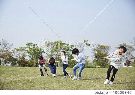 公園 子供 綱引き 40609346