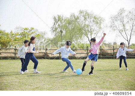 公園 子供 サッカー 40609354