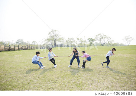 公園 子供 綱引き 40609383