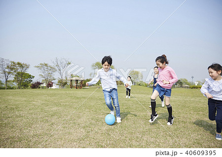 公園 子供 サッカーの写真素材