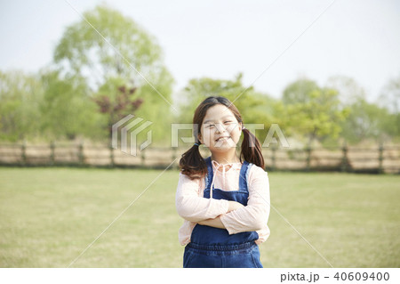 二つ結び ツインテール 公園 40609400