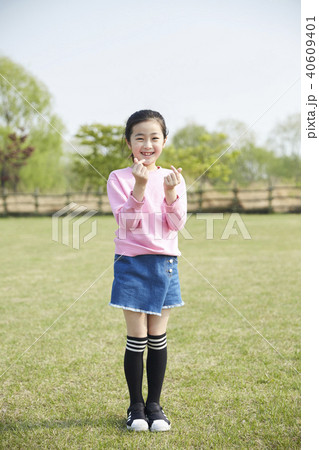 公園 少女 小川 40609401