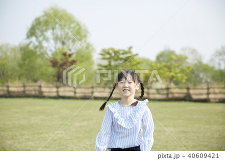 公園 おさげ髪 子供 40609421