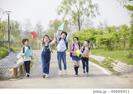 歩く 公園 子供 40609451