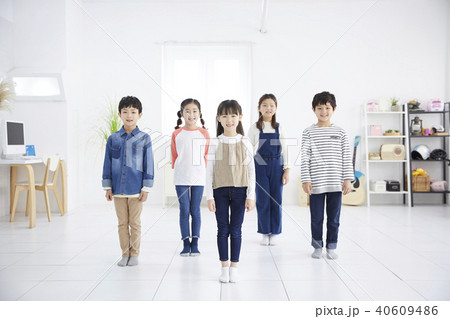 起立 立つ 子供の写真素材