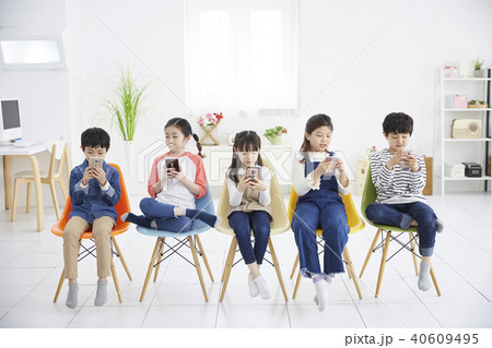 スマートフォン スマホ 座る 40609495
