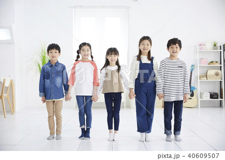 手を引く 手をにぎる 子供 40609507