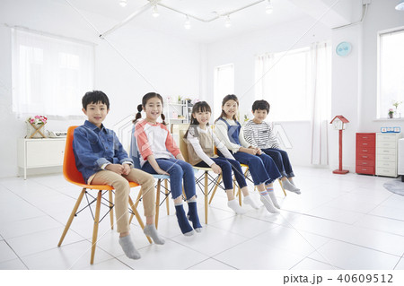 座る 子供 椅子の写真素材