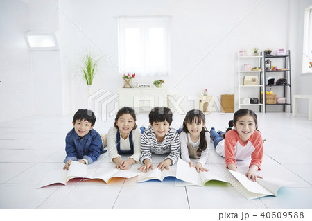 子供 うつ伏せ 本 40609588