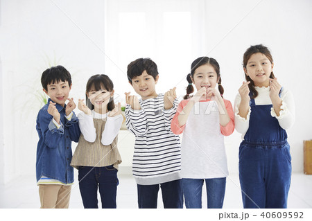 小川 手振り 子供 40609592