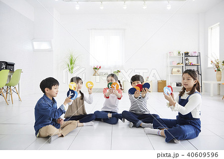 アルファベット 子供 友達 40609596