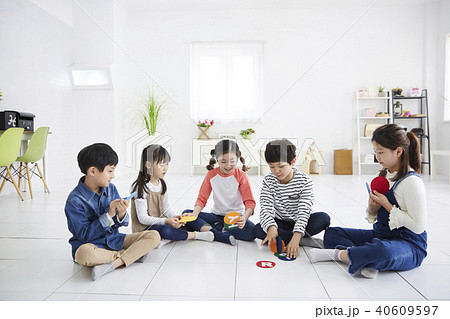 アルファベット 子供 友達 40609597