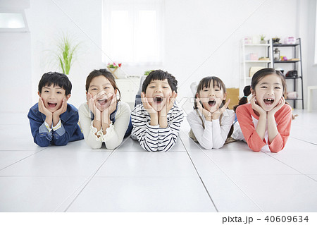 子供 うつ伏せ 友達 40609634