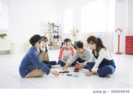 遊び 座る 子供 40609646