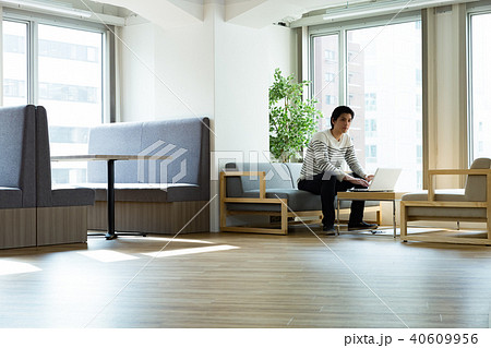 仕事をする男性 仕事をする男性 40609956