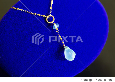 宝石箱の上に置いたネックレス 40610140