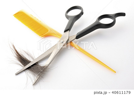 髪を切る　散髪　カット　ヘアー　くし 40611179