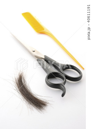 髪を切る　散髪　カット　ヘアー　くし 40611191