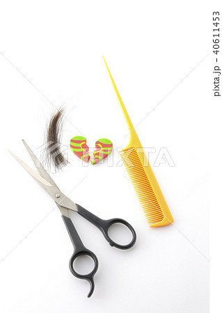 失恋しちゃって髪形を変える 40611453