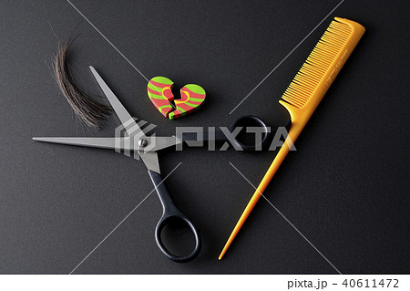 失恋しちゃって髪形を変える 40611472