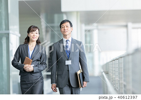 上司と部下　幹部社員と若手社員　男性社員と女性社員　ビジネスマン　ビジネスシーン　オフィスシーン 40612397