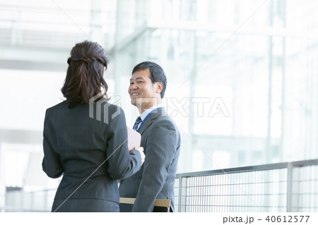 男性社員と女性社員　ビジネスマン　ビジネスシーン　オフィスシーン 40612577