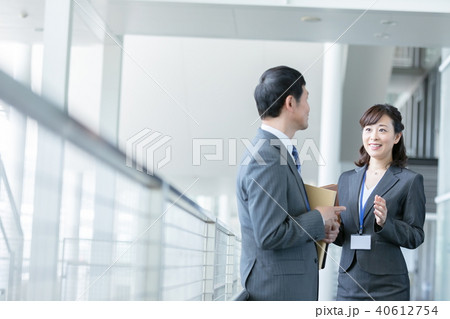 男性社員と女性社員　ビジネスマン　ビジネスシーン　オフィスシーン 40612754